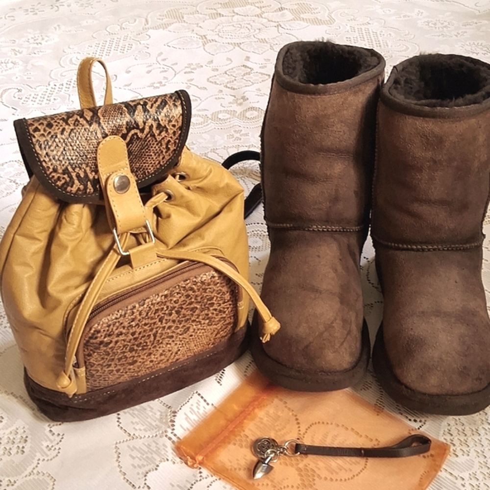 UGG Brown Leather Boots , Size W7, With Unbraned Backpack & Key Chain BUNDLE